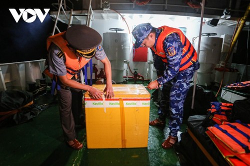 Ballots delivered for early election to forces at sea - ảnh 1