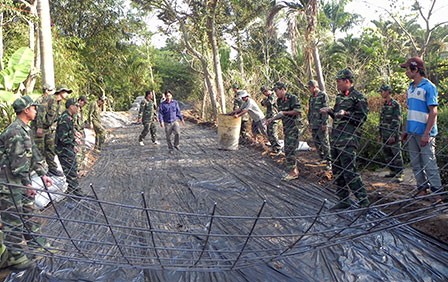 Antusias dengan Hari Raya Tet antara tentara dan rakyat di kecamatan pedesaan baru My Khanh - ảnh 3