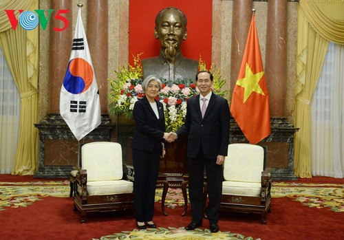 Presiden Tran Dai Quang menerima Menlu Republik Korea, Kang Kieng Hoa - ảnh 1