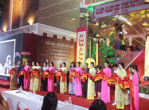 Pameran dan pertunjukan kesenian sehubungan dengan peringatan ulang tahun ke-100 terbentuk dan berkembangnya seni opera klasik Cai Luong - ảnh 1