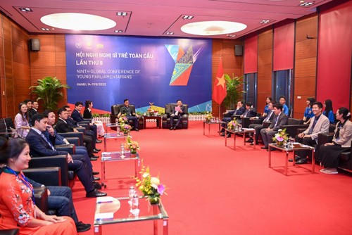 Ketua MN Vuong Dinh Hue Bertemu dengan Para Pemuda Vietnam Tipikal - ảnh 1