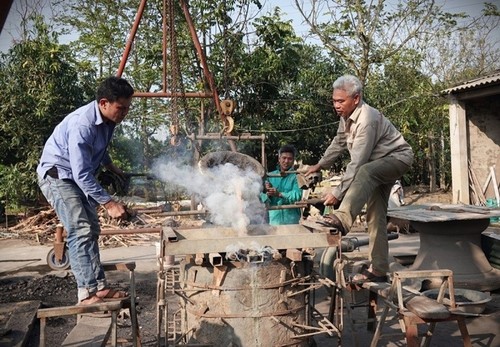 Artisan Terkemuka Nguyen Ba Chau Menjaga Kerajinan Pengecoran Perunggu di Provinsi Thanh Hoa - ảnh 2