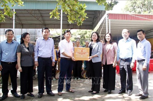 Wapres Vo Thi Anh Xuân Kunjungi dan  Berikan Bingkisan kepada Warga yang Terdampak Topan  dan Banjir di Provinsi Bac Giang - ảnh 1