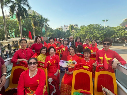 Ratusan Penumpang dalam Busana Ao Dai Tradisional di Trayek City Bus “Intisari Ao Dai” Tahun 2024 - ảnh 1