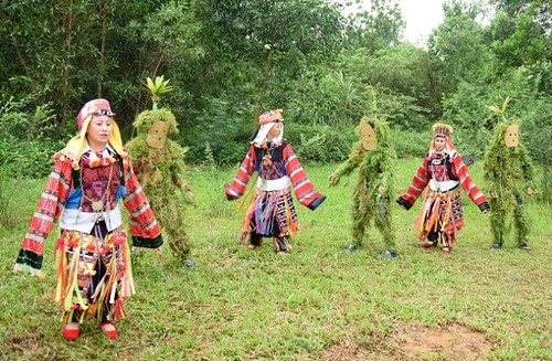 ການເຫລື້ອມໃສບູຊາປູ່ຍ່າຕາຍາຍບັນພະບຸລຸດຂອງຊາວເຜົ່າ ໂລໂລ - ảnh 2