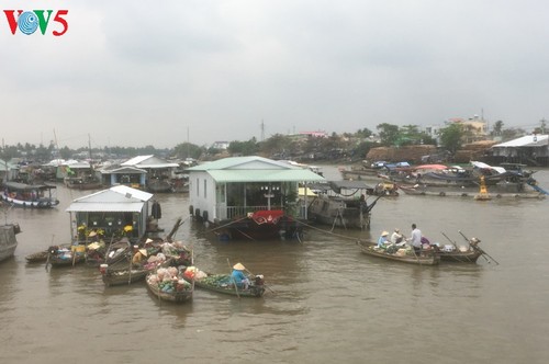 ຕະຫຼາດເທິງໜ້ານ້ຳ ກ໋າຍຣັງ ຟົດຟື້ນມ່ວນຊື່ນຊຸມວັນໃກ້ບຸນເຕັດ - ảnh 1