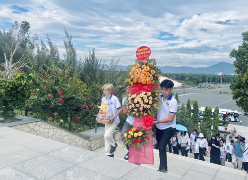 Trại hè Việt Nam 2024: Dâng hương tại khu tưởng niệm chiến sĩ Gạc Ma - ảnh 2