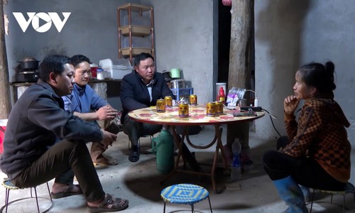 ຄວາມປິຕິຊົມຊື່ນໃນເຮືອນຫລັງໃຫມ່ຂອງບັນດາຄອບຄົວທຸກຍາກຢູ່ເມືອງຊາຍແດນ ຊີນໂຮ່ ແຂວງ ລາຍເຈົາ - ảnh 2