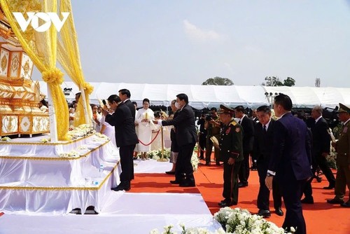 ພິທີໄວ້ອາໄລທ່ານອະດີດປະທານປະເທດ ລາວ ຄຳໄຕ ສີພັນດອນ ຢູ່ ວຽງຈັນ - ảnh 11