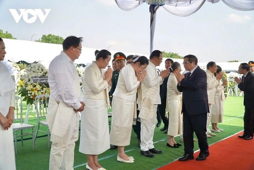 ພິທີໄວ້ອາໄລທ່ານອະດີດປະທານປະເທດ ລາວ ຄຳໄຕ ສີພັນດອນ ຢູ່ ວຽງຈັນ - ảnh 12