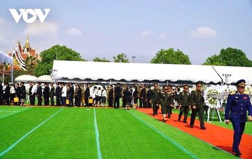 ພິທີໄວ້ອາໄລທ່ານອະດີດປະທານປະເທດ ລາວ ຄຳໄຕ ສີພັນດອນ ຢູ່ ວຽງຈັນ - ảnh 14