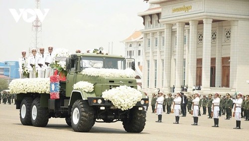 ພິທີໄວ້ອາໄລທ່ານອະດີດປະທານປະເທດ ລາວ ຄຳໄຕ ສີພັນດອນ ຢູ່ ວຽງຈັນ - ảnh 2