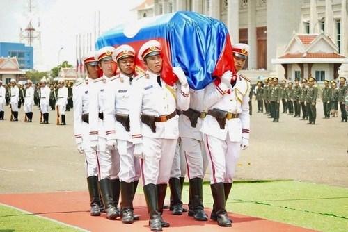 ພິທີໄວ້ອາໄລທ່ານອະດີດປະທານປະເທດ ລາວ ຄຳໄຕ ສີພັນດອນ ຢູ່ ວຽງຈັນ - ảnh 4