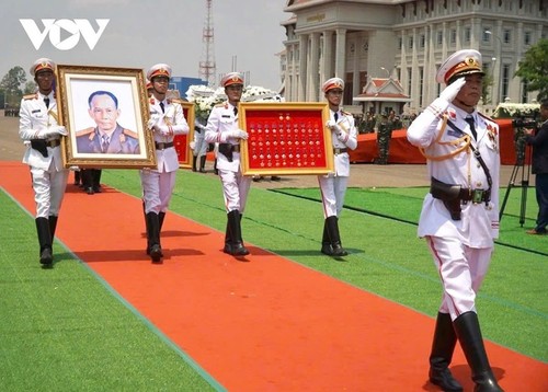 ພິທີໄວ້ອາໄລທ່ານອະດີດປະທານປະເທດ ລາວ ຄຳໄຕ ສີພັນດອນ ຢູ່ ວຽງຈັນ - ảnh 5