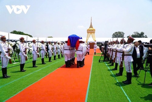 ພິທີໄວ້ອາໄລທ່ານອະດີດປະທານປະເທດ ລາວ ຄຳໄຕ ສີພັນດອນ ຢູ່ ວຽງຈັນ - ảnh 6