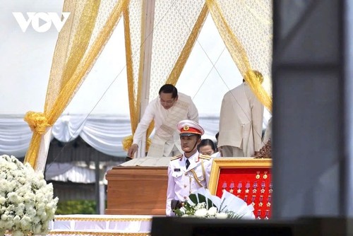 ພິທີໄວ້ອາໄລທ່ານອະດີດປະທານປະເທດ ລາວ ຄຳໄຕ ສີພັນດອນ ຢູ່ ວຽງຈັນ - ảnh 7