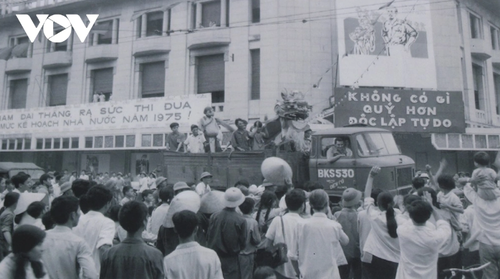 ຄວາມ​ໝາຍ​ຂ​ອງວັນ​ພັກ ວັນ​ທີ 30 ເມ​ສາ ແລະ ວັນ​ທີ 1 ພຶດ​ສະ​ພາ ​ຢູ່ ຫວຽດ​ນາມ - ảnh 1