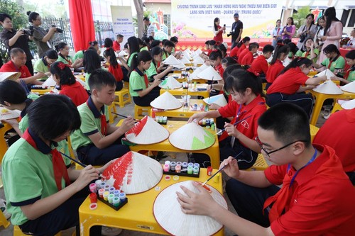 ປະ​ຊາ​ຊົນ​ເຂດ​ຊາຍ​ແດນ ຫວຽດ​ນາມ - ຈີນ: ຂົວ​ຕໍ່​ມິດ​ຕະ​ພາບ​ລະ​ຫວ່າງ 2 ປະ​ເທດ​ບ້ານ​ໃກ້​ເຮືອນ​ຄຽງ - ảnh 2