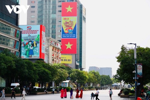 ນະຄອນ ໂຮ່ຈີມິນ ປະດັບປະດາດ້ວຍທຸງຊາດດອກໄມ້ຢ່າງສວຍງາມເພື່ອຂ່ຳນັບຮັບຕ້ອນວັນບຸນ 30 ເມສາ - ảnh 2