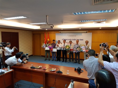 Premian a obras fotográficas sobre cambio climático en Vietnam - ảnh 1