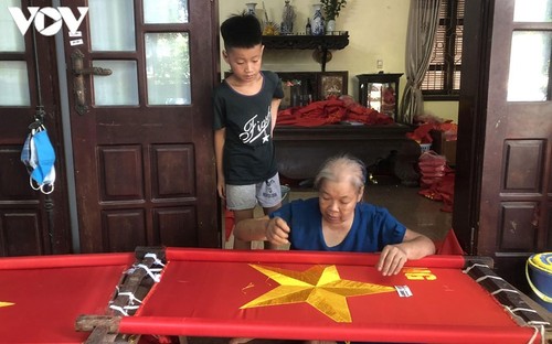 Tu Van, la aldea artesanal dedicada a la confección de la bandera nacional - ảnh 1