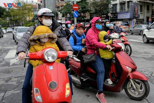 Los alumnos vietnamitas vuelven a la escuela con el cumplimiento de obligaciones antiepidémicas - ảnh 9