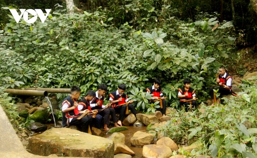 Intercambio artístico entre jóvenes apasionados por los gongs en Buon Ma Thuot - ảnh 3