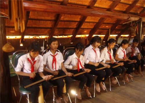 Alimentan el amor por la cultura tradicional de los alumnos étnicos - ảnh 1