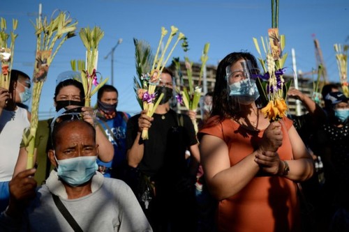 Millones de personas reciben la Misa de Pascua en medio de la pandemia - ảnh 1