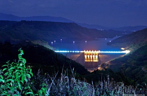 Lago Ta Dung - “bahía de Ha Long” en la meseta - ảnh 2