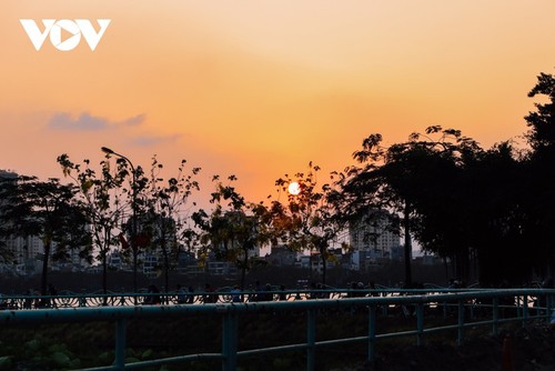 Puesta de sol sobre el lago del Oeste - ảnh 7