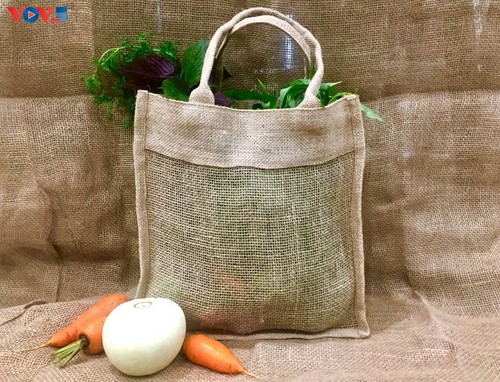 Marca local y ecológica en Hanói produce bolsos de arpillera - ảnh 4