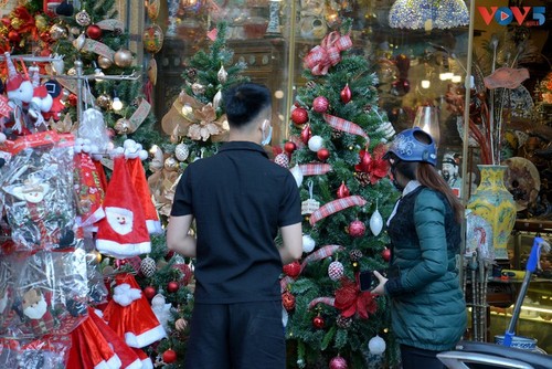 Calles de Hanói iluminadas en vísperas de la Navidad - ảnh 13