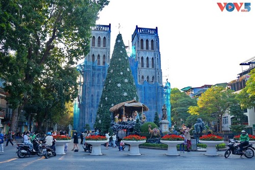 Calles de Hanói iluminadas en vísperas de la Navidad - ảnh 8