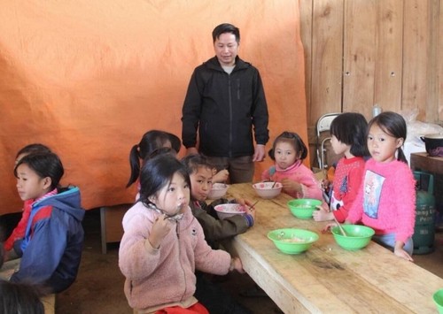 Comidas para alumnos desfavorecidos en Bac Kan - ảnh 1