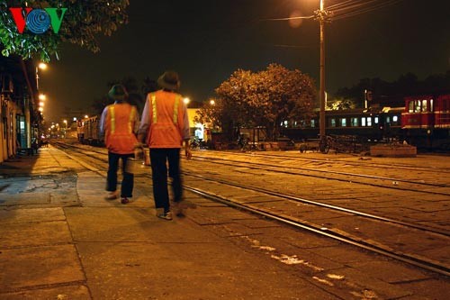 夜のハノイ駅 - ảnh 11