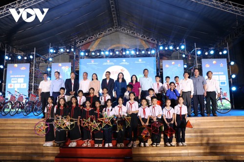 全国各地の子供　 中秋節を楽しむ - ảnh 1