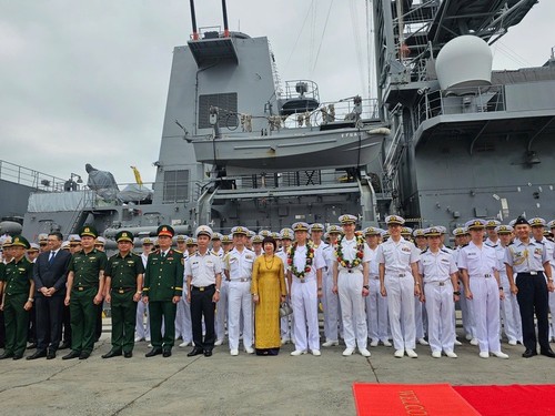 日本の海上自衛隊の護衛艦「すずなみ」 ダナン市を訪問 - ảnh 1