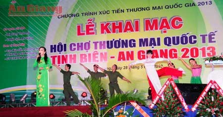 Pembukaan Pekan Raya Perdagangan Internasional  Tinh Bien-An Giang –tahun 2013 - ảnh 1