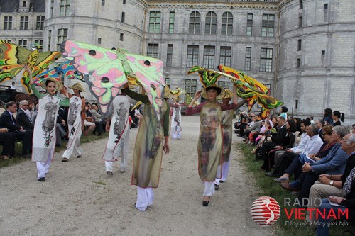 Pagelaran  busana Ao dai  tradisional Vietnam di Perancis - ảnh 2