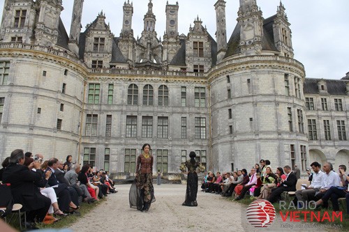 Pagelaran  busana Ao dai  tradisional Vietnam di Perancis - ảnh 3