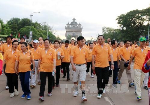 Laos  mengadakan kampanye gerak jalan untuk memperingati ultah ke-48 berdirinya ASEAN - ảnh 1