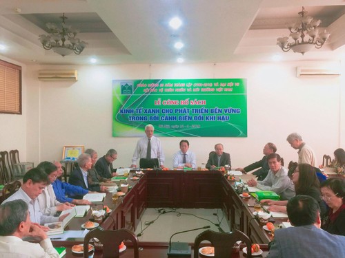 Meluncurkan buku: “Ekonomi hijau bagi perkembangan yang berkesinambungan pada latar belakang perubahan iklim” - ảnh 1