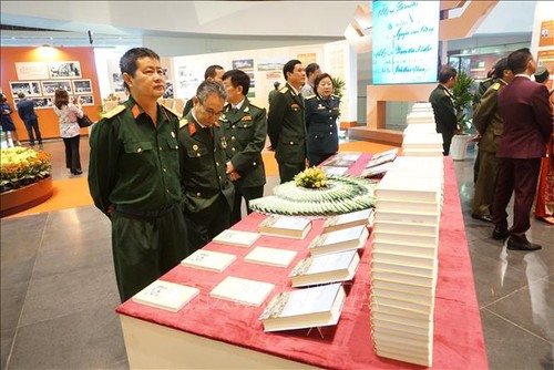 Pameran  foto: “Hanoi: Kepercayaan dan aspirasi menggeliat” - ảnh 1