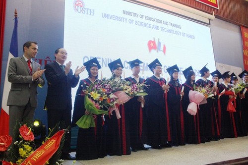 Remise de diplômes pour la première promotion de master de l’USTH - ảnh 1