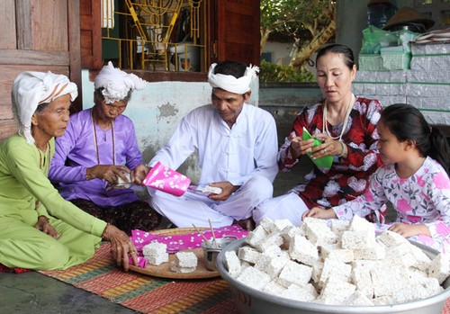 Cham ethnic people in Binh Thuan celebrates Ramuwan Festival - ảnh 1