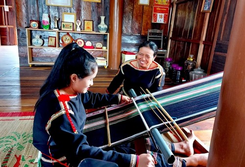 Brocade weaving showcases Ede women’s ingenuity - ảnh 1