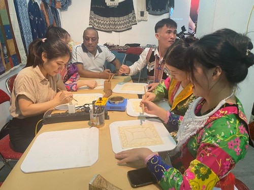 Beeswax painting of ethnic groups - ảnh 1