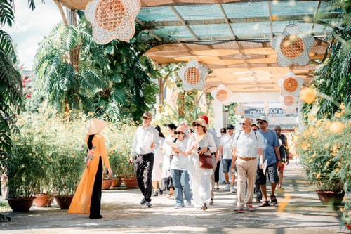 Modern cruise ship brings 4,400 international tourists to Nha Trang - ảnh 1