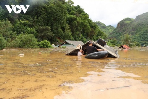 Localities scrambling to recover from typhoon Prapiroon - ảnh 2